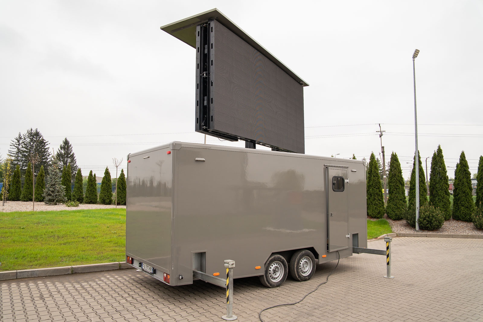 <b>Custom color option</b><br>Choose a custom RAL color to match your brand or fleet styling. Durable coating ensures a professional look and long-lasting protection.